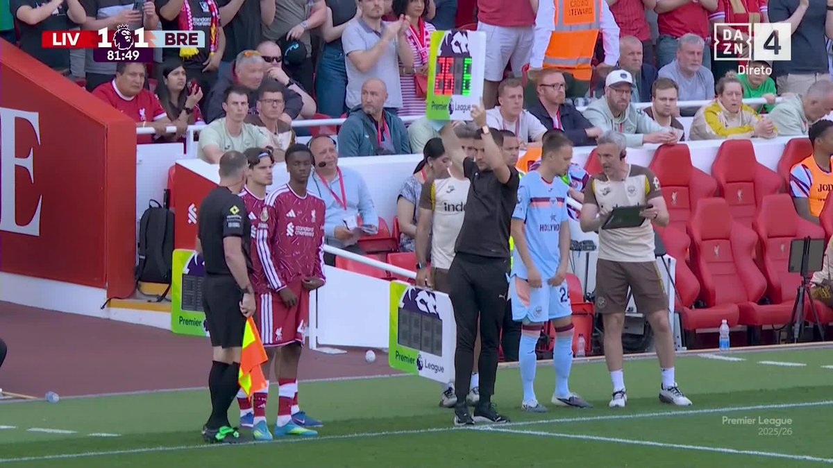 Anfield saying farewell to the best left-back in the club's history. Andrew Robertson. ❤️👋