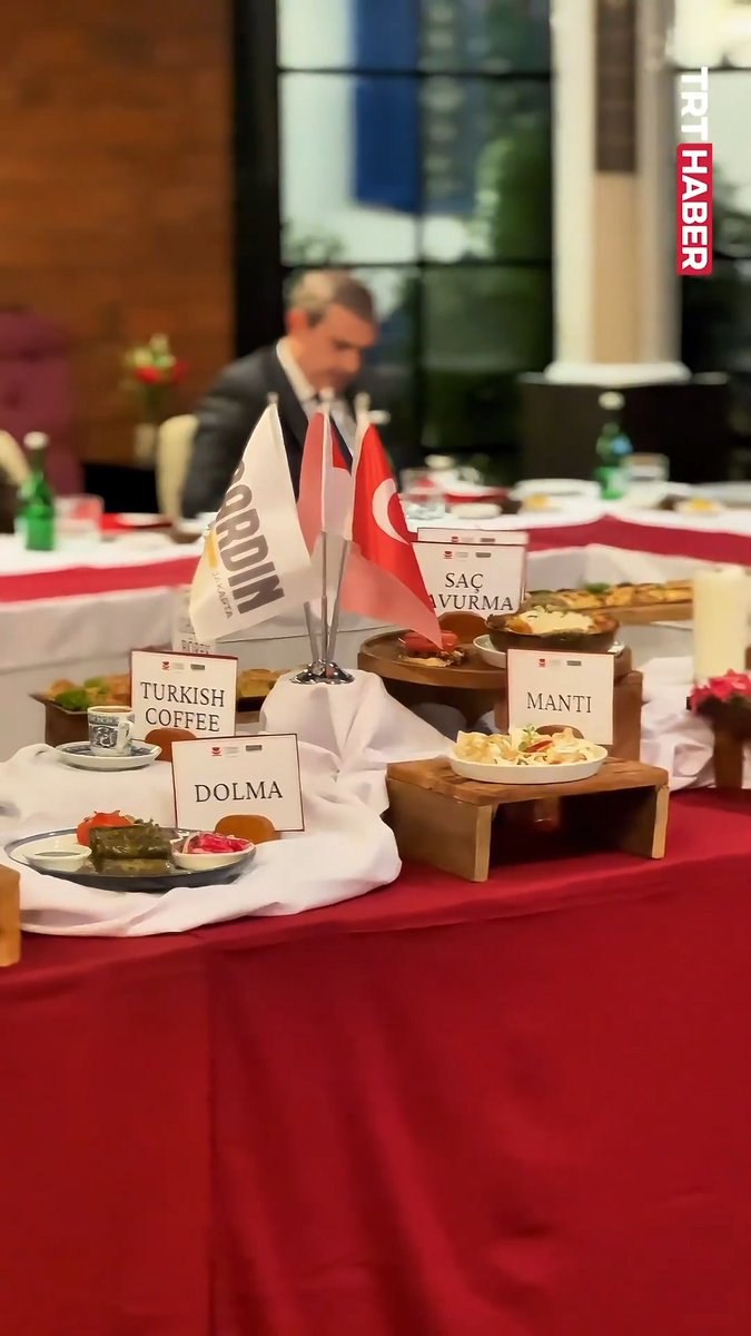 Cakarta’da Türk mutfağı rüzgarı🇹🇷 #TürkMutfağıHaftası'nda Türkiye’nin Cakarta Büyükelçiliği, diplomasi, medya ve akademi dünyasını aynı sofrada buluşturdu. Türkiye'nin asırlık lezzetleri, sürdürülebilir mutfak anlayışı ve #SıfırAtık yaklaşımı tanıtıldı.