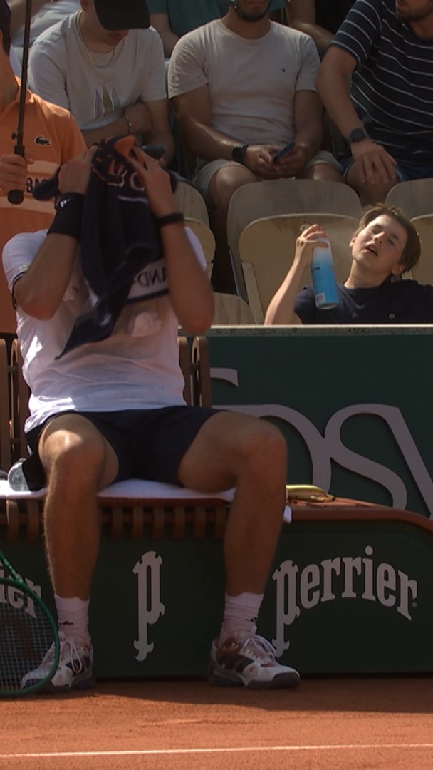 Jakub Mensik was fighting the Parisian heat while the kid behind him was living his best life 😎