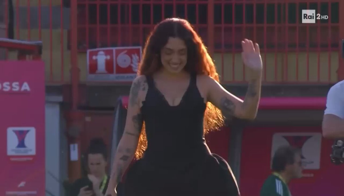Sissi che alla sua prima data in uno stadio registra il SOLD OUT… Troppo fiero di lei 🥰