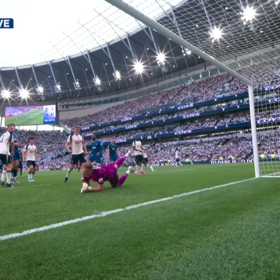 SKVĚLÝ KINSKÝ! 🇨🇿💪 Český brankář vytáhl v nastaveném čase proti Evertonu výborný zákrok a udržel v klíčovém duelu o záchranu čisté konto. 👏 #TOTEVE – 1:0