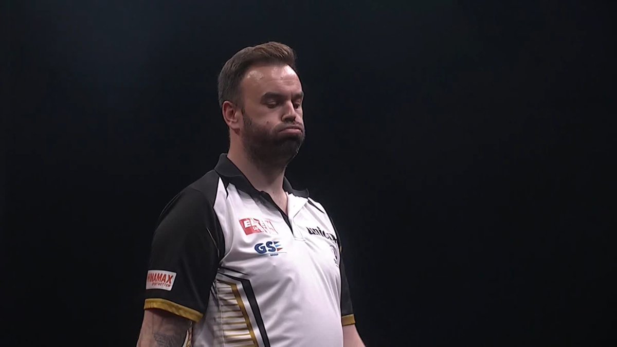 SMITH SCRAPES THROUGH! Ross Smith is through to the International Darts Open semi-finals, as Smudger breaks the Michael van Gerwen throw and beats the Dutchman 6-5! 📺 #ET7