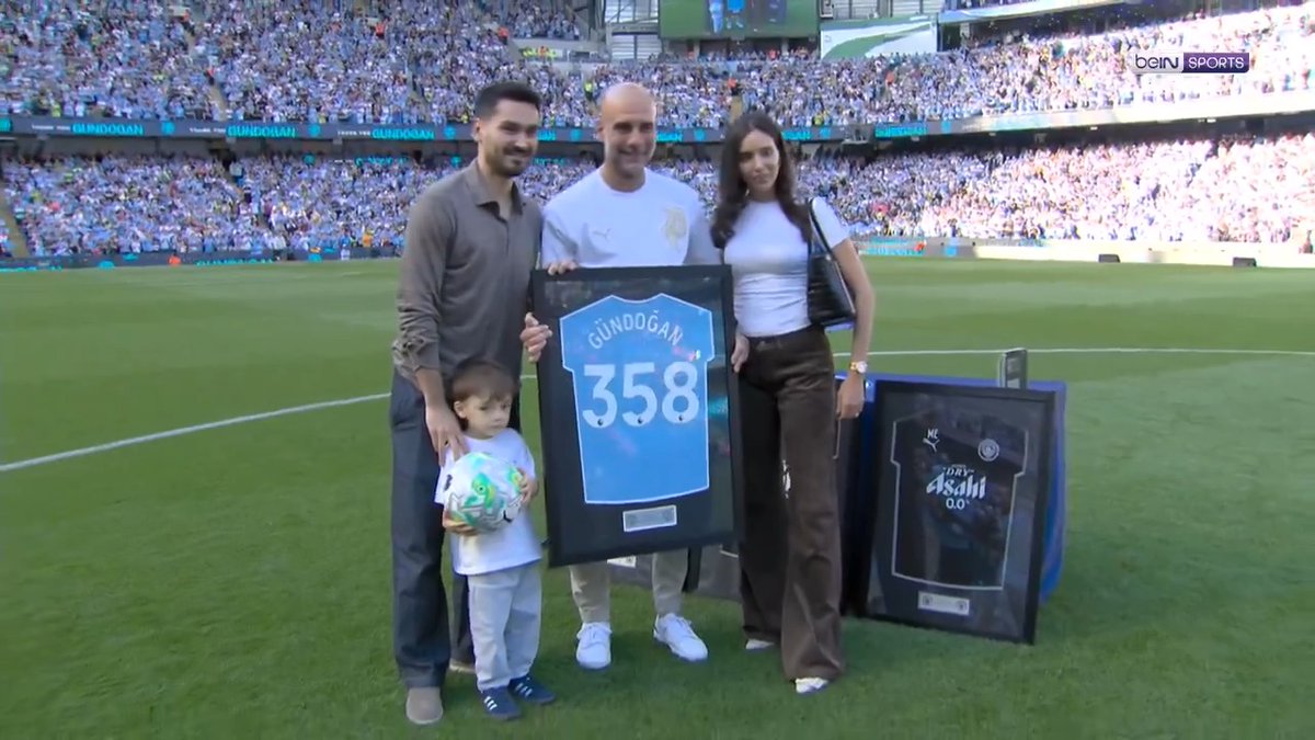İlkay Gündoğan, Guardiola'nın veda töreni için Etihad’ın çimlerine çıktı ve onurlandırıldı.