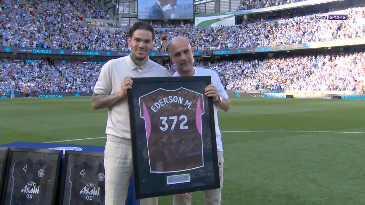Manchester City, Ederson’u onurlandırıyor.