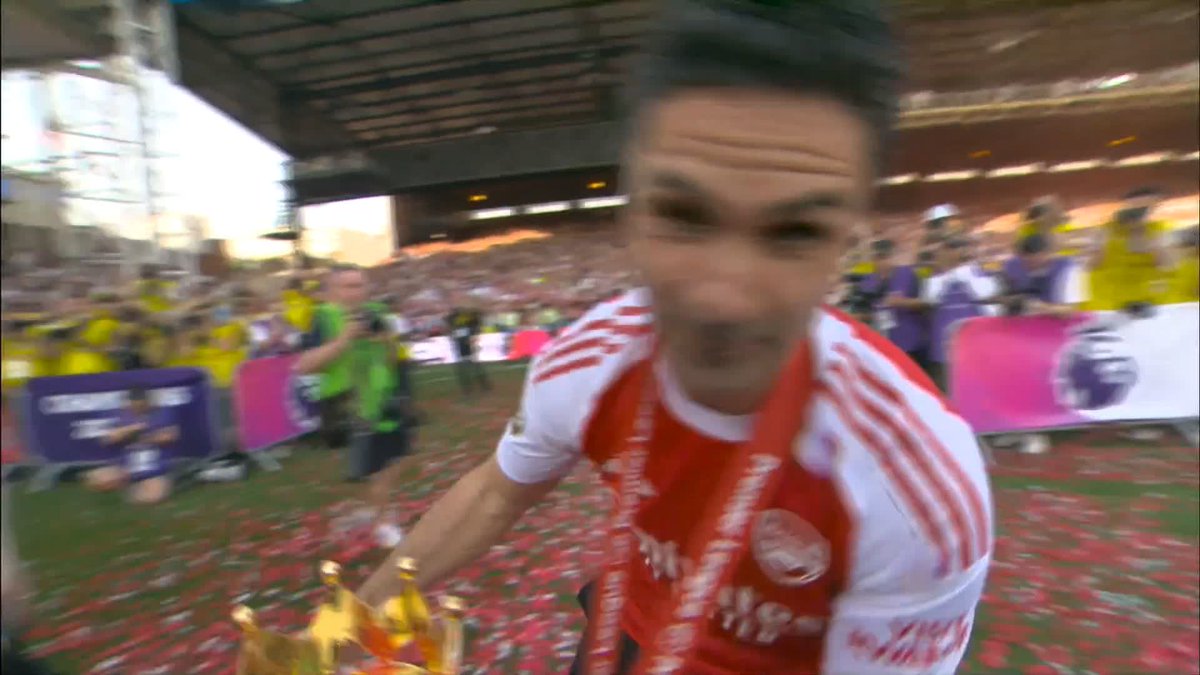 Mikel Arteta lifting the Premier League trophy 🌪️😂