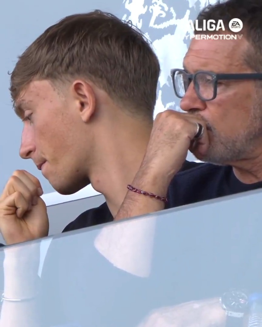🤍💙 Nadie quería perderse una cita importante para el Málaga CF. 👀 Antonio Banderas y Dean Huijsen, presentes en La Rosaleda. #LALIGAHighlights | #LALIGAHYPERMOTION | #DesenlaceLALIGA | #MálagaRacing