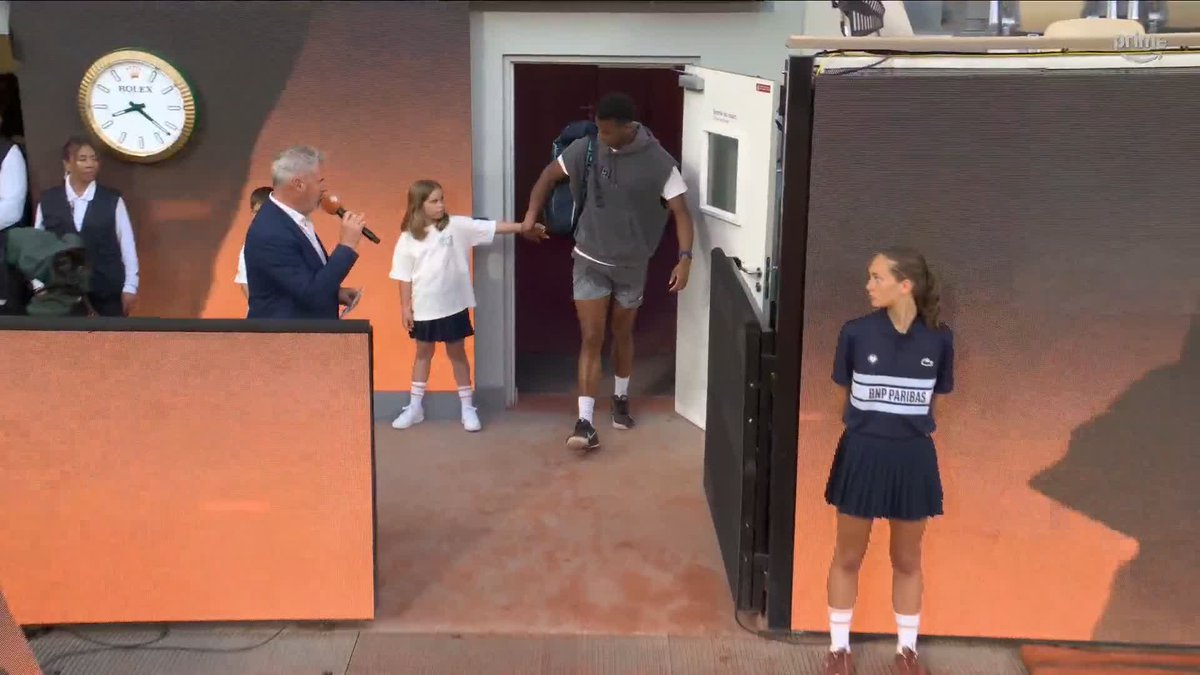 C’EST PARTI POUR LA NIGHT SESSION À #ROLANDGARROS 🇷🇸 DJOKOVIC ⚡️ MPETSHI PERRICARD 🇫🇷 Vos pronostics ? ✍️ Vainqueur : __❓ Nombre de sets : __❓
