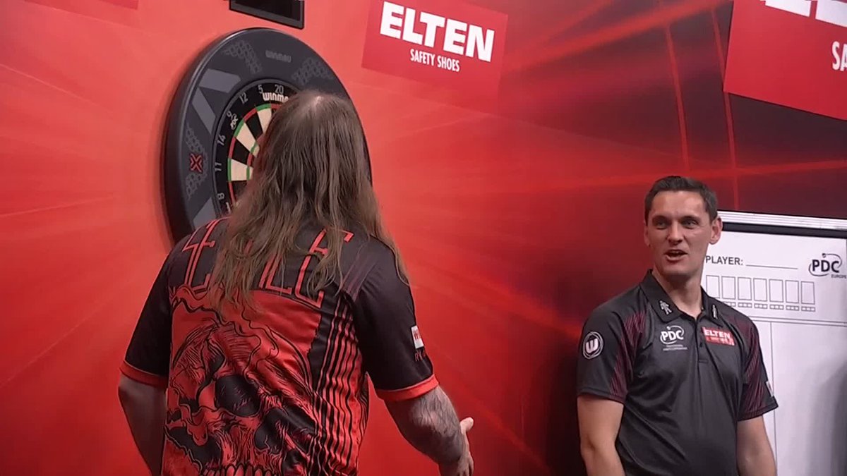 SEARLE WINS IT ON THE BULL! WHAT HAVE WE JUST WITNESSED! Ryan Seare has pinned the most important checkout of the lot! Heavy Metal pins a superb 130 checkout on the bull to beat Rob Cross in an excellent contest! 📺 #ET7