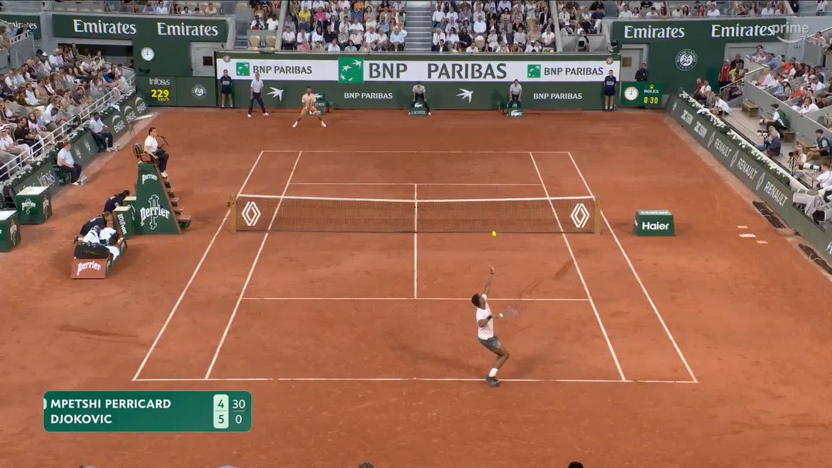 🤯 Le smash de ZINZIN de Giovanni Mpetshi Perricard ! Le public du Chatrier s'enflamme pour soutenir le Français 🔥 #RolandGarros