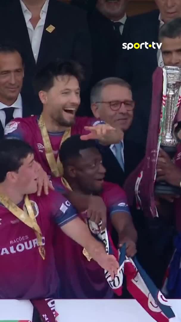 É a primeira vez na história que uma equipa da segunda divisão conquista a Taça de Portugal!