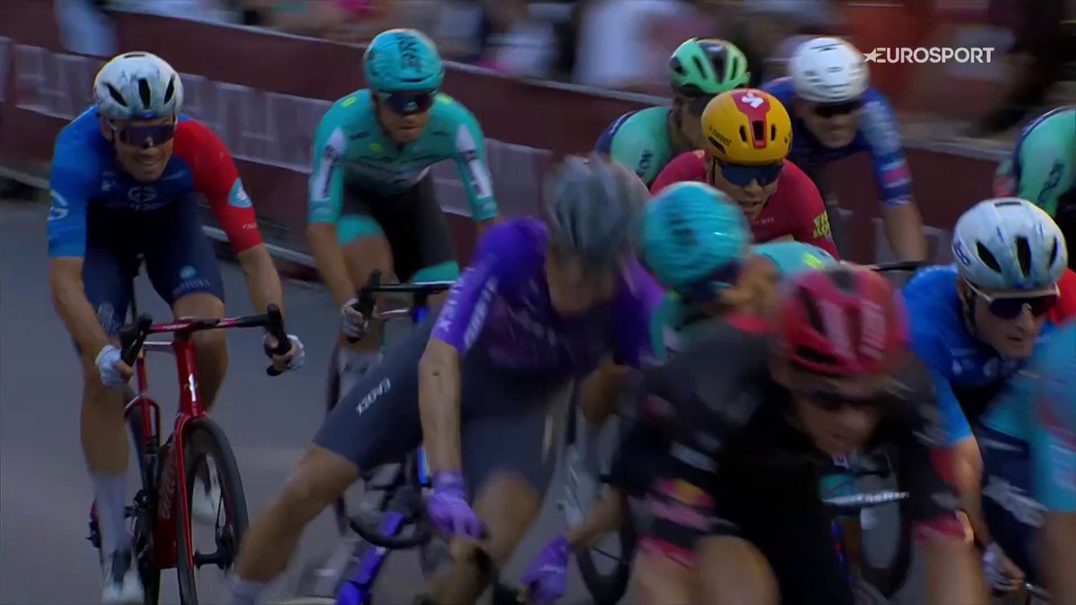 La ida de olla de Enrico Zanoncello: Lanza un cabezazo a otro corredor, provoca una caída y acaba descalificado ❌ #GirodItalia
