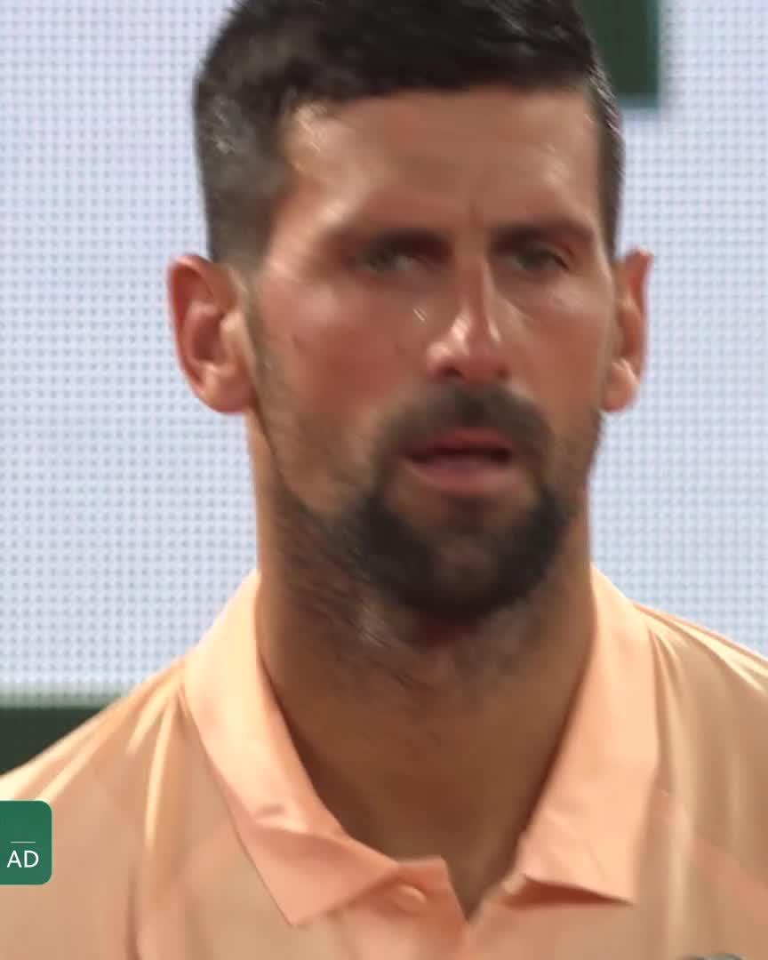🗣 Así festejó Novak Djokovic haber ganado un set en la primera ronda de Roland Garros durante su 82° participación en un Grand Slam. Háblame de PASIÓN.