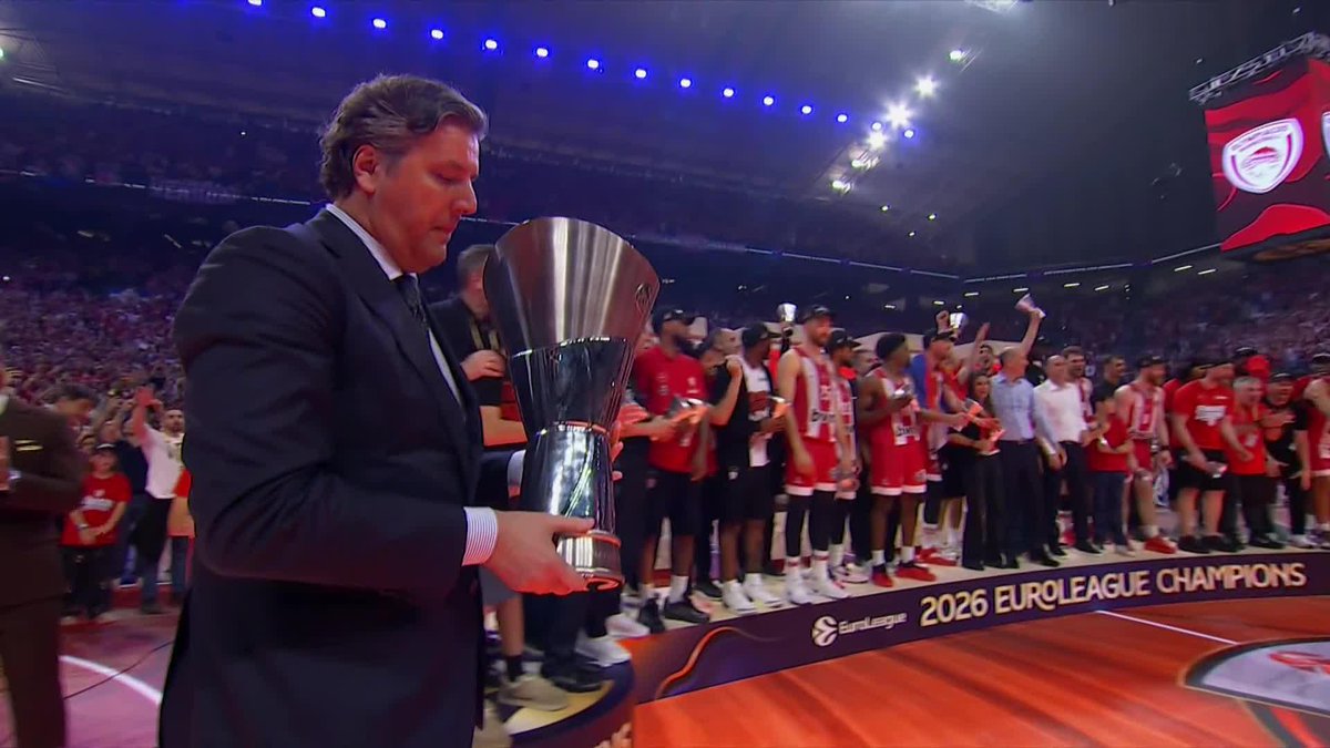 Olympiakos, şampiyonluk kupasını kaldırdı.