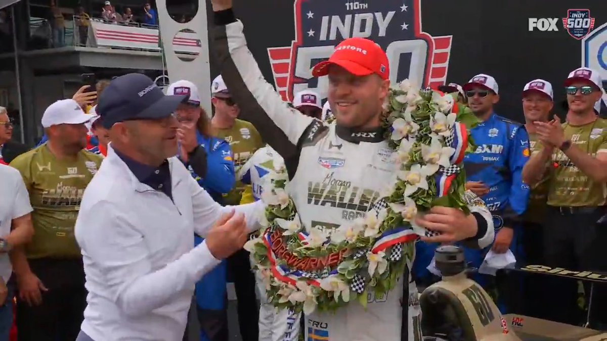The wreath goes on. #Indy500