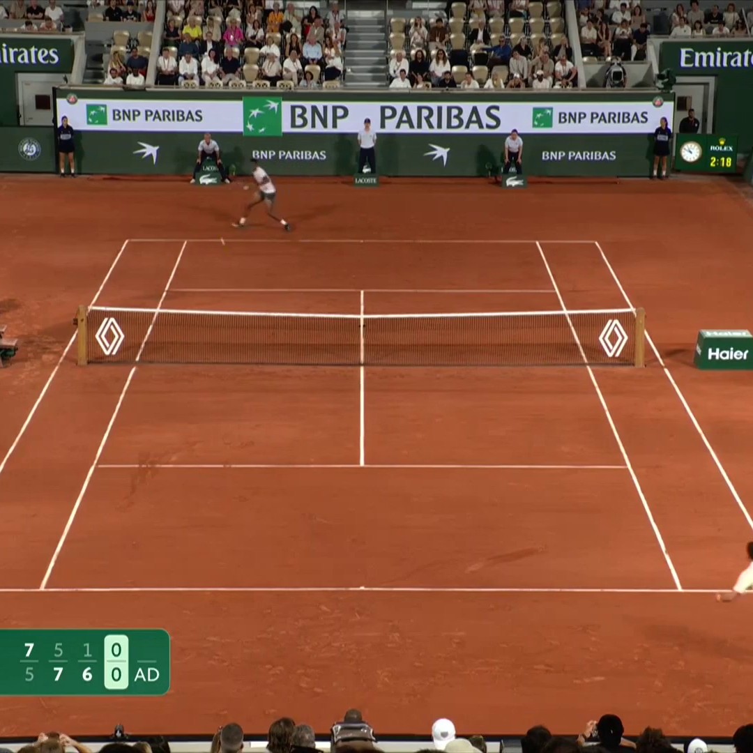 The shot. The smile. Novak Djokovic is enjoying himself out there 👏