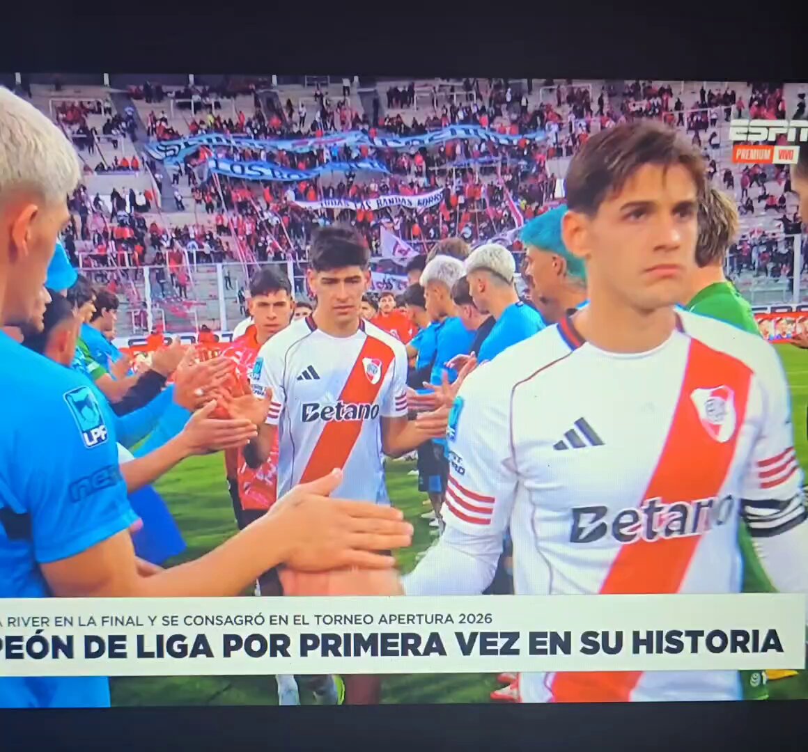 Excelente lo de Montiel Paso de largo para no saludar al delinkuente Chiqui Tapia. Tipazo