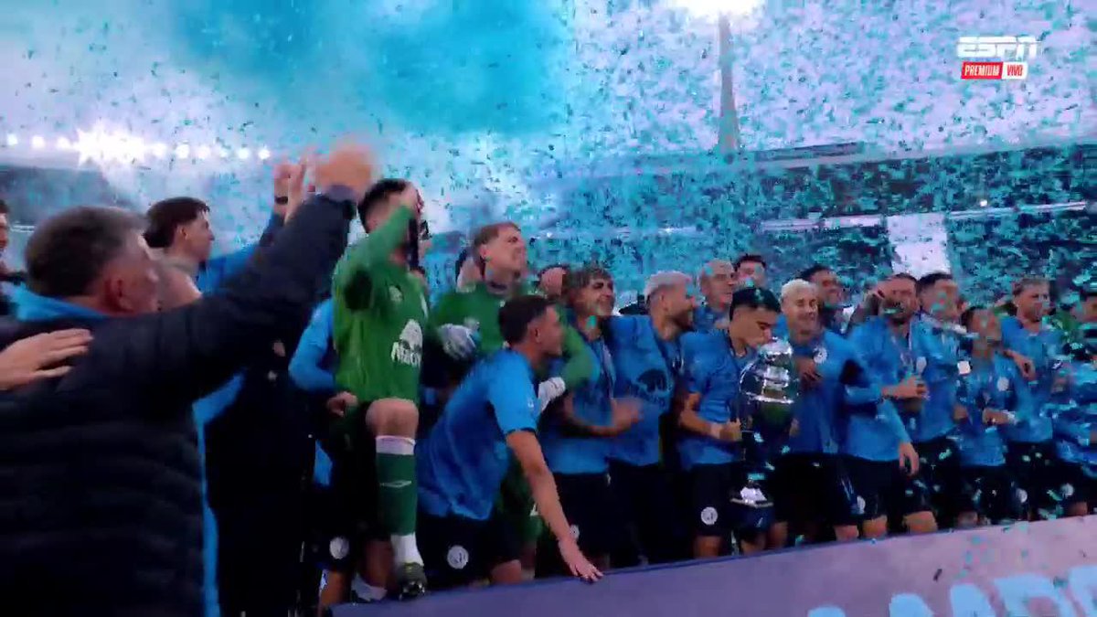 🏆🏴‍☠️💥 ¡MOMENTO HISTÓRICO EN EL KEMPES! Belgrano levantó el trofeo del Torneo Apertura. ▶️ ESPN Premium | Suscribite al Pack Fútbol | #TorneoApertura 🇦🇷
