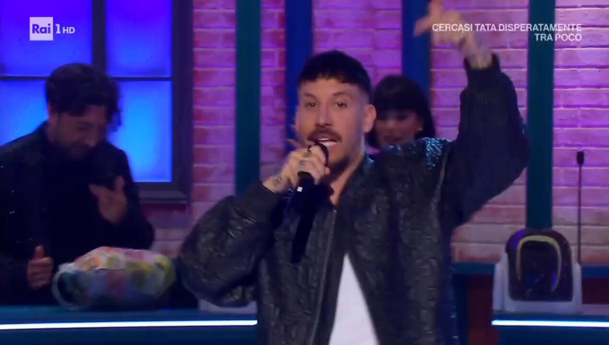 Fred De Palma divulgando "La Testa Gira", sua música com Anitta, em um dos maiores programas da Itália. 🇮🇹