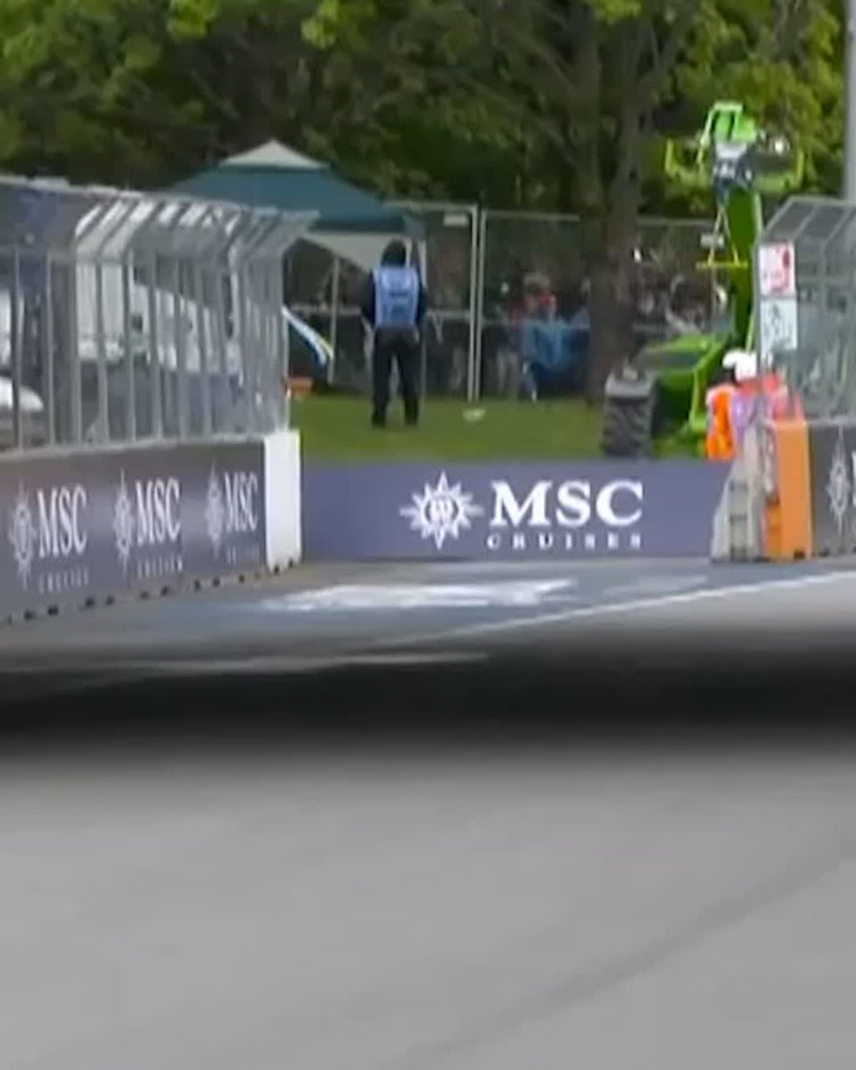 After a thrilling start to the Canadian Grand Prix, with the two Mercedes drivers battling fiercely for the lead, George Russell has been forced to retire with a technical issue! ❌