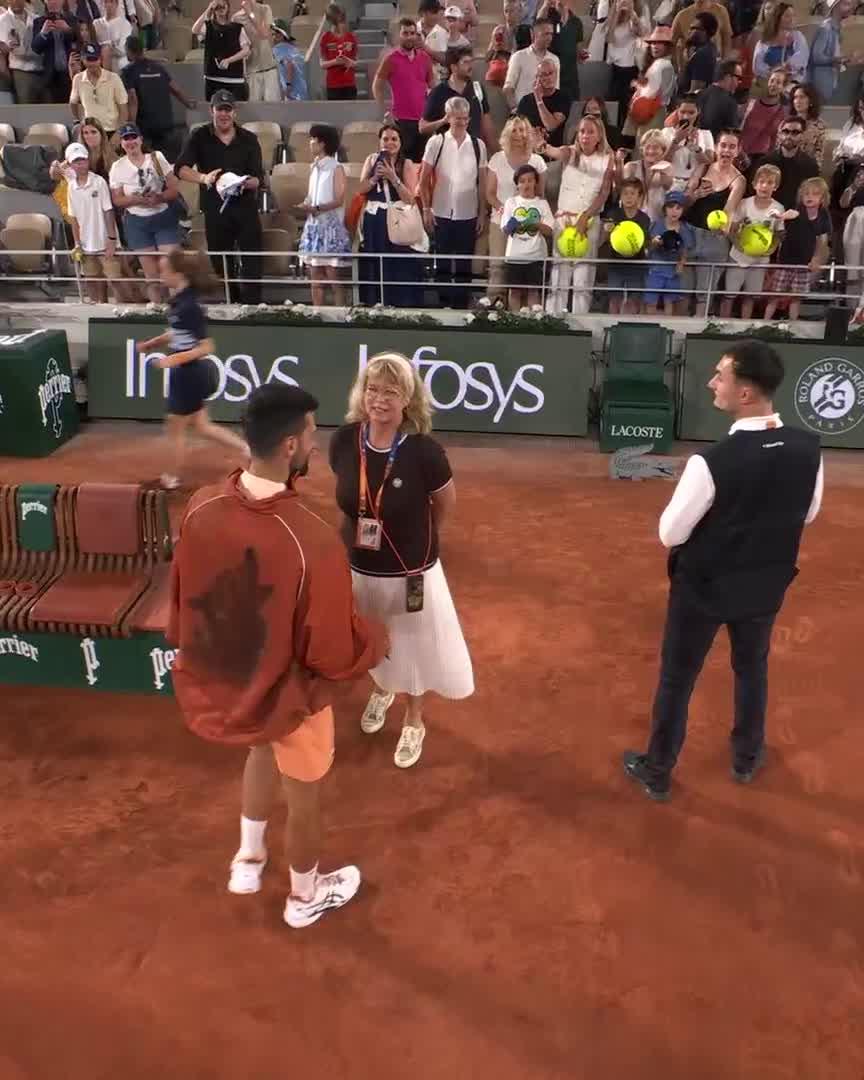Novak Djokovic’s daughter and son walked on court to congratulate him after he won his opening match at Roland Garros. 🥹