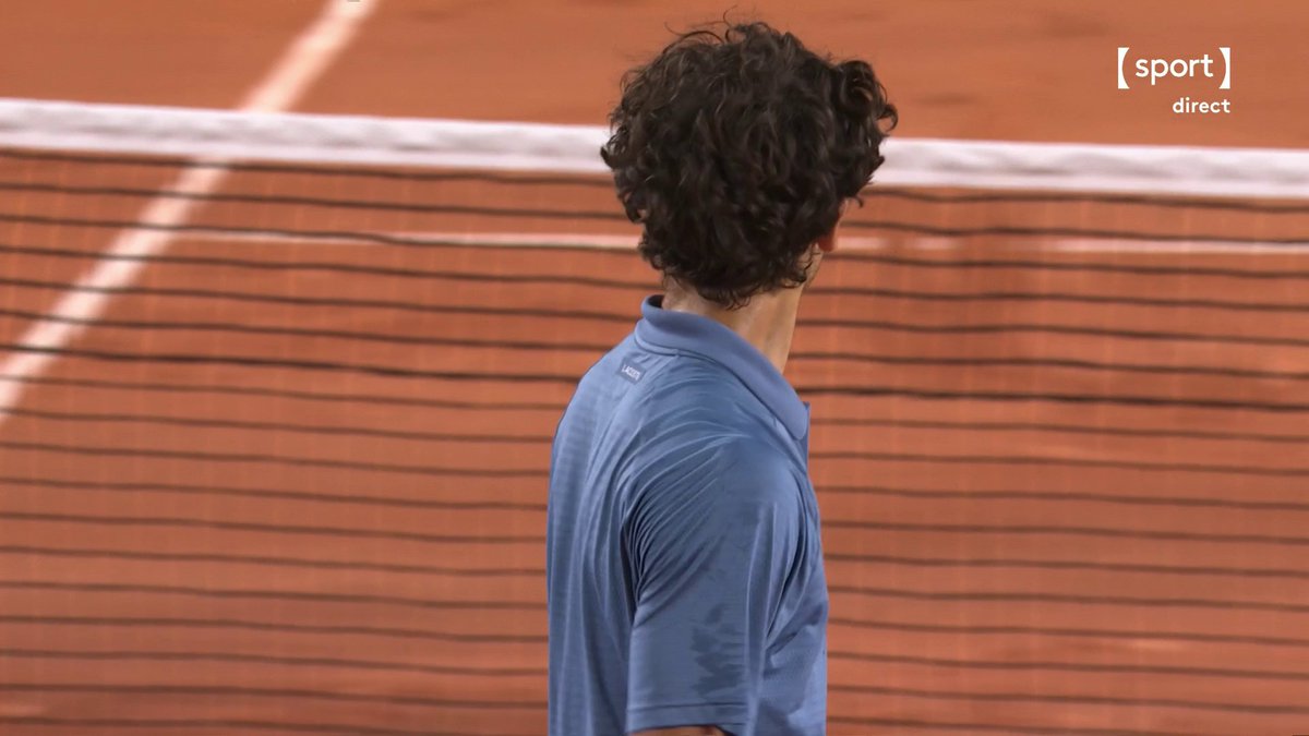 #RolandGarros | 🗣️ "Si vous ne dites pas pardon, je ne vous parle plus jamais !" 😡 Après une décision arbitrale, Pierre-Hugues Herbert perd ses nerfs ! Quelle tension dans ce 5e set ! 📺 Les matchs en direct sur la chaîne sport :