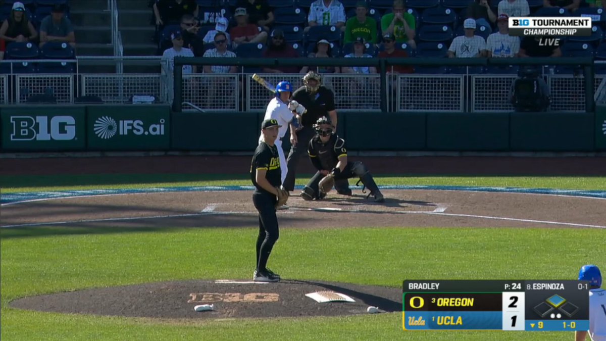 ESPINOZA HAS TIED THIS GAME WITH 2 OUTS IN THE 9TH 🔥🔥 This UCLA team man.