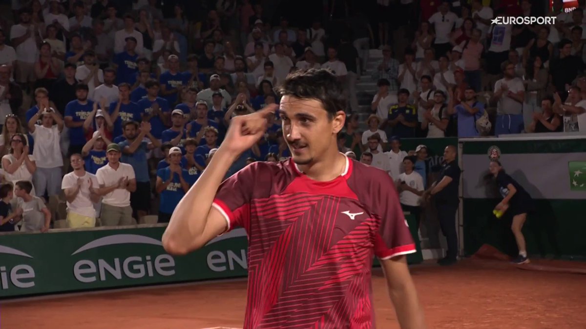 Nel cuore della notte parigina, Lorenzo Sonego rimane in campo oltre quattro ore e vince l'ennesima battaglia nella sua trentennale carriera accedendo al secondo turno del Roland Garros 🤩🇮🇹 #Tennis #RolandGarros #Sonego