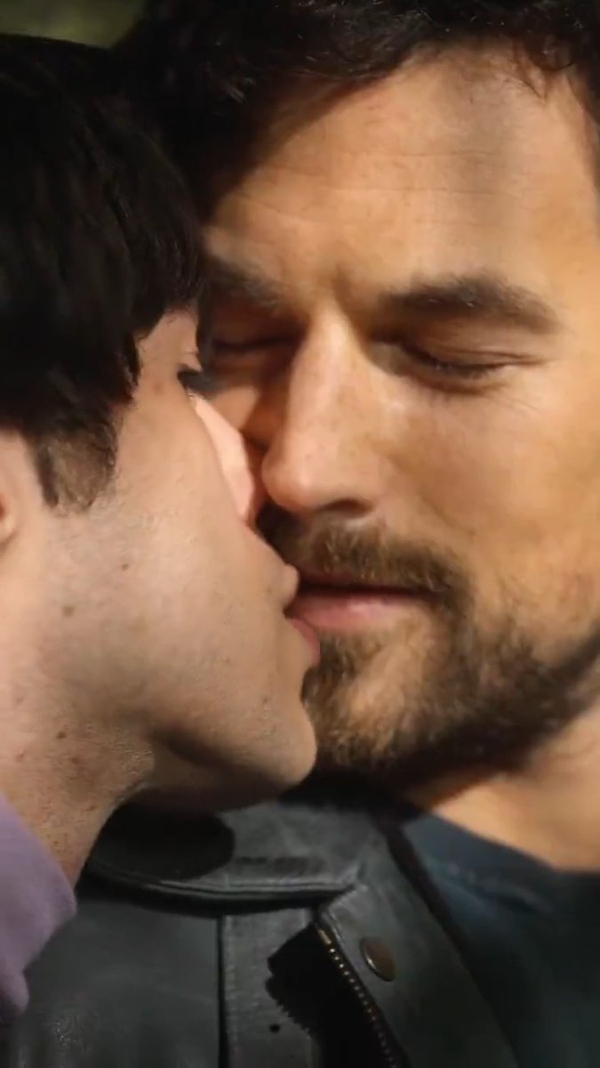 The exact moment everything changes. Nothing beats the tension of a first kiss... 🔥 Non ti ho mai baciato prima? ❤️‍🔥