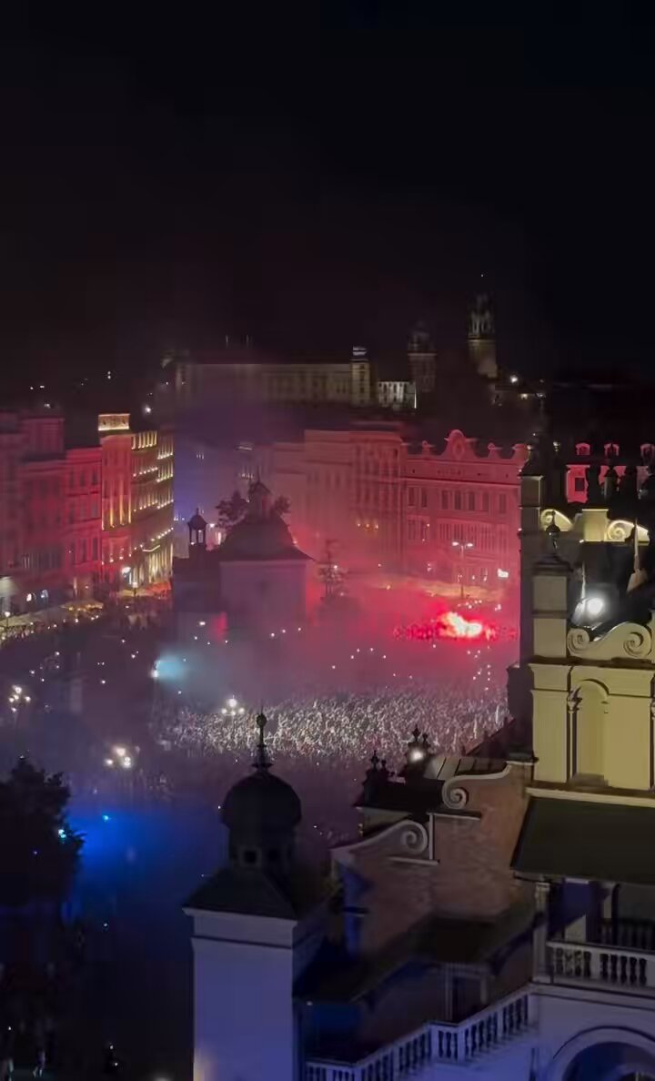 Old Town Square in Krakow, Poland tonight. Wisła Kraków returns to Poland’s top football league after 4 years in the second division, constituting the clubs worst spell since it was founded in 1906. 🇵🇱