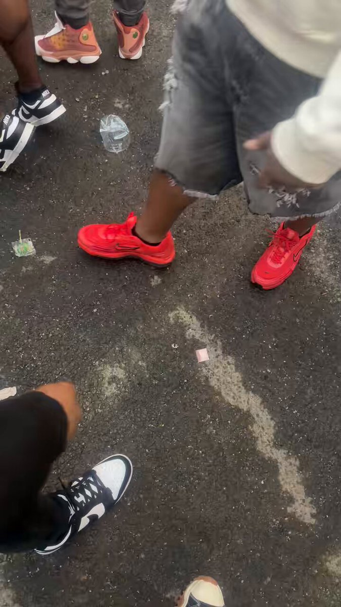 Not the gworls dropping they c0ke on the floor at Bullpen. 😩😭 #DCPride