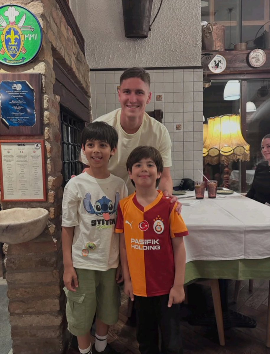 Roland Sallai, Macaristan'da Galatasaraylı taraftarlara denk gelince mutlu oluyor 😊