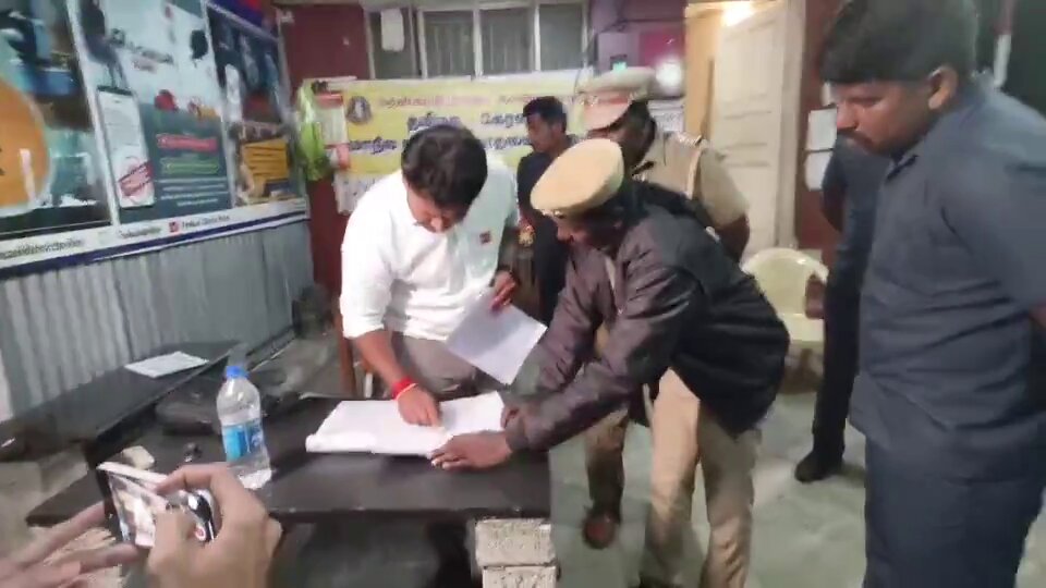 அதிகாலை 1 மணி முதல் 2 மணி வரை நடைபெற்ற திடீர் ஆய்வில், இயற்கை வளங்கள், சுரங்கங்கள் மற்றும் கனிமவளத் துறை அமைச்சர் Dr.Tk.Prabhu கேரளாவிற்கு செல்லும் கனிமவள லாரிகளின் போக்குவரத்தை நேரில் ஆய்வு செய்தார். டிரான்சிட் பாஸ்களை சரிபார்த்து, பாதுகாப்பு பணியில் இருந்த காவல்துறையினரின் எண்ணிக்கை பற்றியும் கேட்டறிந்தார். மேலும் எடைக்கட்டையில் லாரிகளின் எடை மற்றும் பாஸில் குறிப்பிடப்பட்ட எடை சரியாக உள்ளதா என்பதையும் ஆய்வு செய்தார். 18 சக்கர லாரிகளில் கனிமங்களுடன் சேர்த்து சுமார் 54,000 கிலோ எடை இருப்பது உறுதி செய்யப்பட்டது. மக்கள் நலனுக்காக நள்ளிரவிலும் களத்தில் இருக்கும் செயல் தலைவர்! TVK Vijay