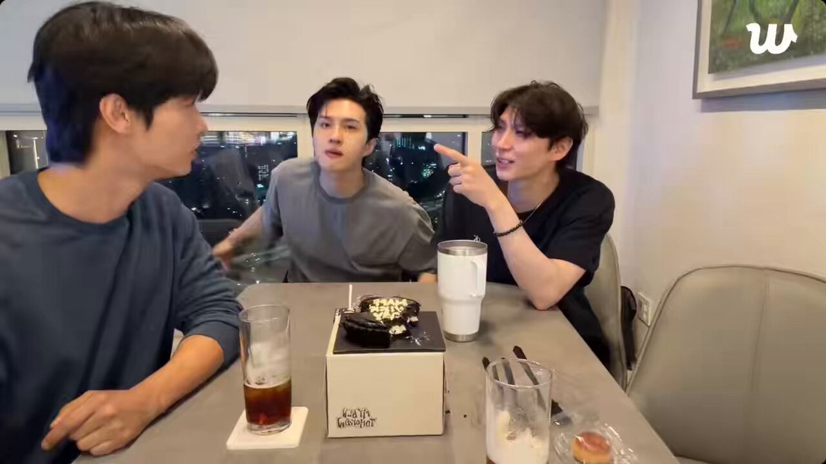 택운이 처음 독립했을때 집에 손님화장실이 따로 있었는데 혁이는 그냥 벅뚜벅뚜 안방화장실 가서 머리감고 발닦고 그랬다는데 지금도 안방화장실 벅뚜벅뚜 들어가서 정택운 빵터짐 ㅋㅋㅋㅋㅋㅋㅋㅋㅋ