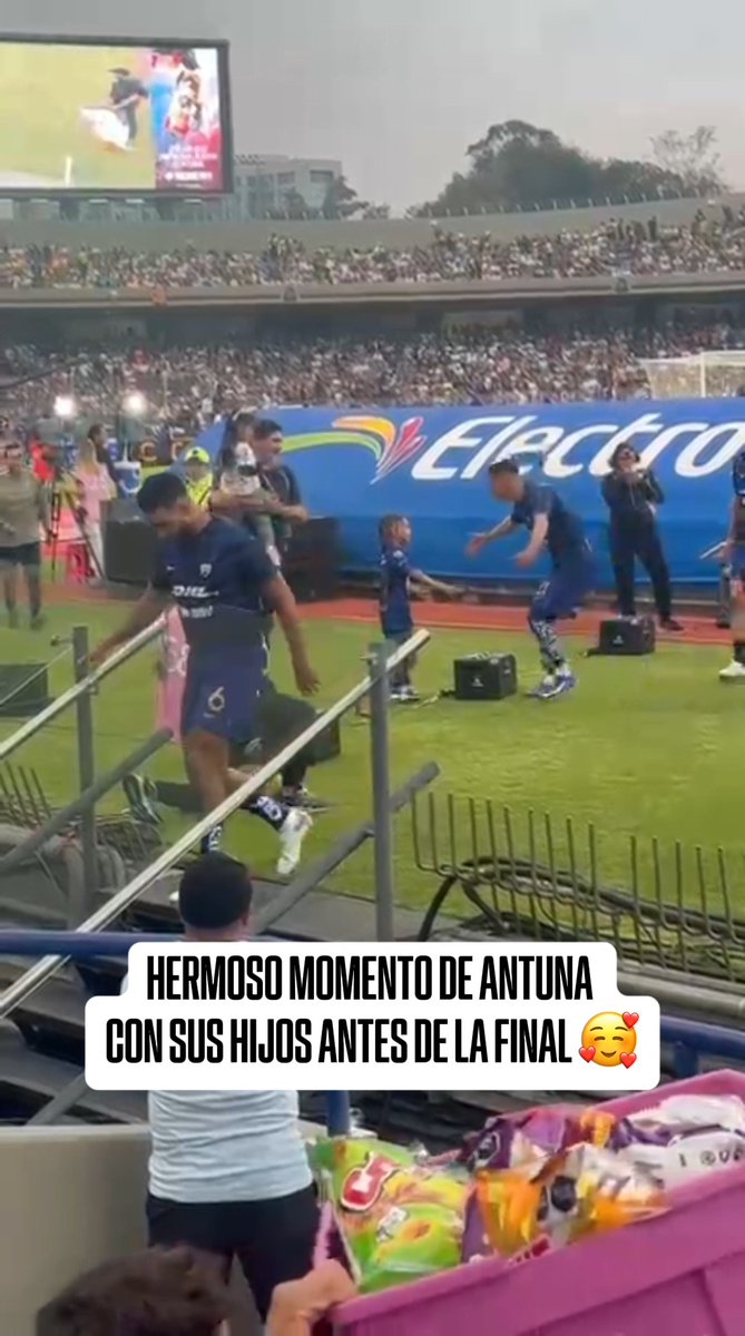 ¡De esto se trata toooodo! 🥰 Uriel Antuna vivió este tierno momento antes de salir como titular a la final.