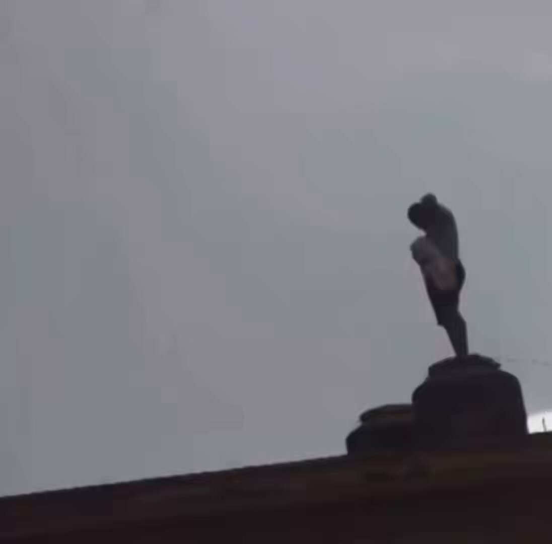 Un valiente cubano alzó una bandera estadounidense desde el tejado de su casa en Cuba. 🇨🇺 El pueblo de Cuba clama y pide el apoyo del presidente Trump.