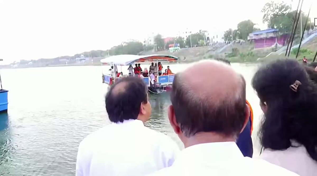 లైఫ్ జాకెట్లు డిప్యూటీ సీఎం గారు ఒక్కరే ధరించారు.. మిగతా అధికారులు, మంత్రులు, నాయకులు ఎందుకు వేసుకోలేదు?