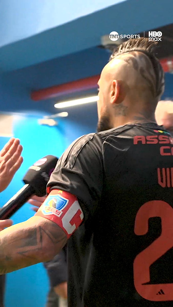 🫂⚽🏁 La algarabía en el interior del Claro Arena Así fue la eufórica celebración del plantel de #ColoColo tras salir del campo de juego en #ElClásico189, donde El Cacique se impuso por 2-1 ante #LosCruzados en este #MatchdayDomingo.