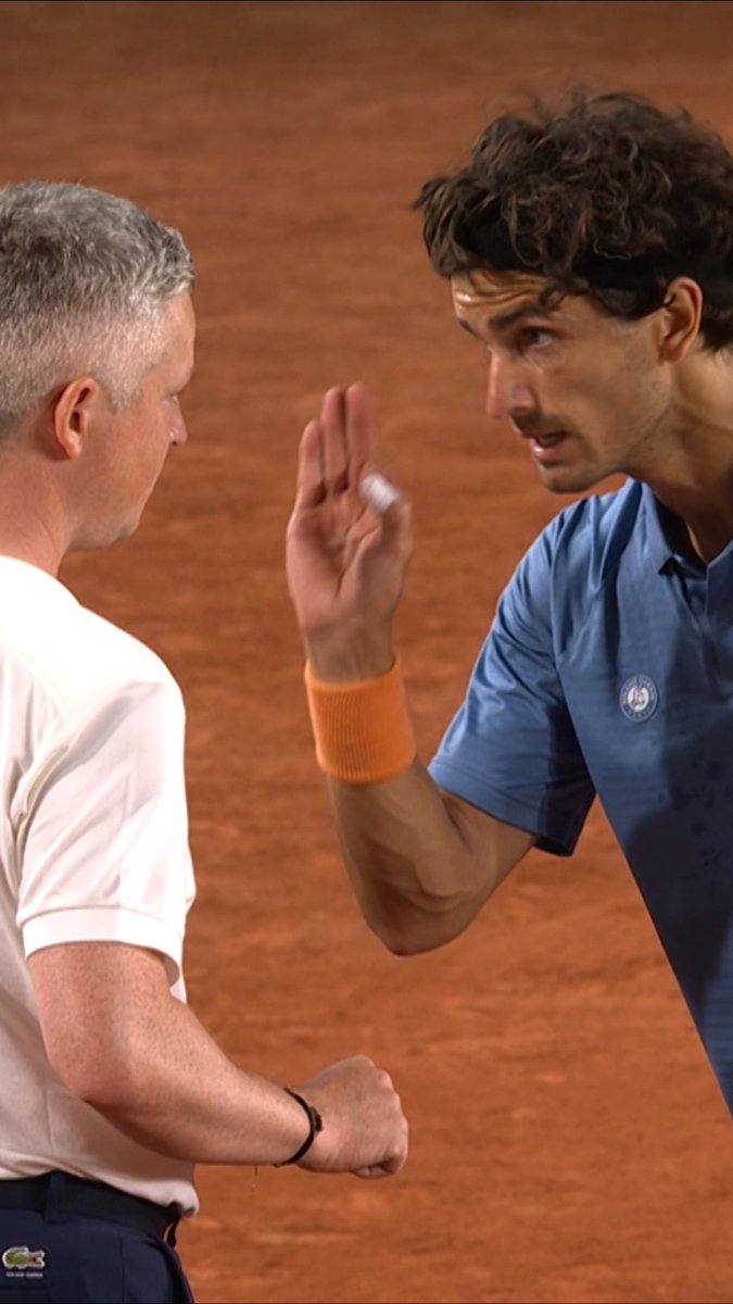 🚨 LA GRAN POLÉMICA DE LA JORNADA EN ROLAND GARROS. Herbert reclamó que una pelota había sido mala, pero el juez de silla decidió darla buena. 🗣 “Mírame a los ojos. Después lo vas a ver. Y si no me pides perdón, no te volveré a hablar”. 😳 DRAMA TOTAL.