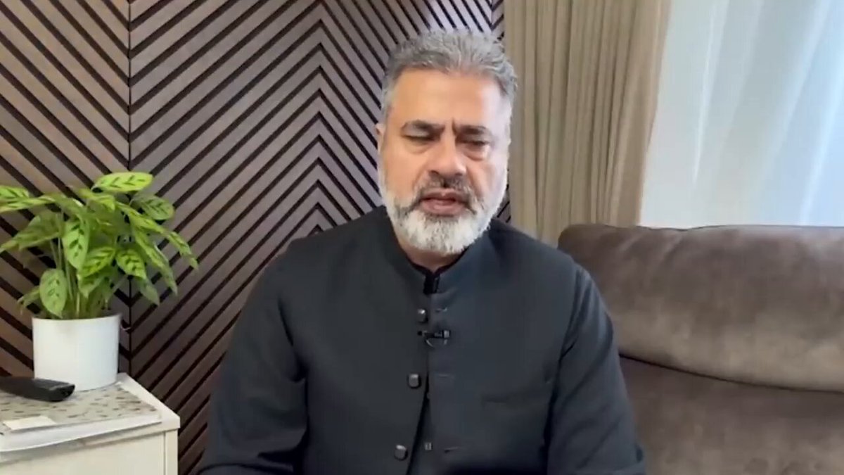 ”ہماری دفاعی ایجنسیاں کہاں ہیں؟ پاکستان میں بار بار انٹیلیجنس کی ناکامی ہوتی ہے، مگر کبھی آئی ایس آئی یا ایم آئی کے افسران سے جواب طلبی نہیں ہوئی۔ دنیا میں انٹیلیجنس افسران ناکامی پر خود استعفے دیتے ہیں کہ ہم اپنے عوام کا دفاع کرنے میں ناکام رہے ہیں۔ ہمارا المیہ یہ ہے کہ یہ سب انٹیلیجنس افسران، عمران خان کی پارٹی کو توڑنے، الیکشن چوری کرنے، ججز کنٹرول کرنے اور میڈیا کی آواز دبانے میں مصروف ہیں۔“ عمران ریاض خان Imran Riaz Khan