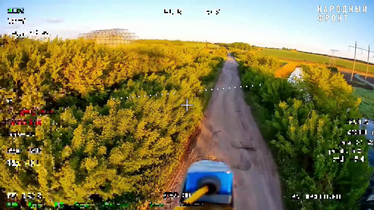 Die Ukraine umbaut ihre Energieinfrastruktur – im Video ein Transformator – inzwischen mit wirklich beeindruckenden Schutzanlagen gegen Angriffe mit Langstrecken-Kamikazedrohnen Typ Geranium. Für die Glasfaserkabel-gesteuerten russischen FPV-Drohnen ist das natürlich irrelevant: