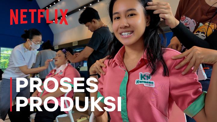 Kenalan dulu sama Muti (Shenina Cinnamon) & Jenar (Nadya Syarifa), dua orang yang jadi bestie karena ngefans girlgroup K-pop yang sama. Tonton cerita mereka di serial Night Shift For Cuties, tayang 4 Juni di Netflix!