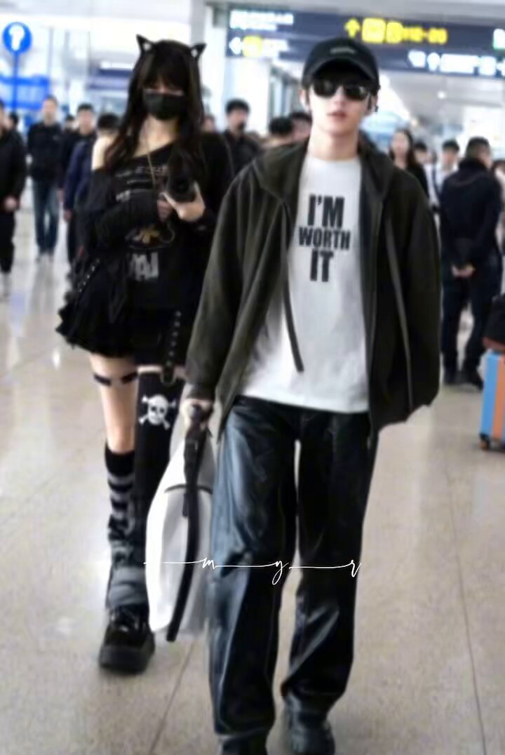 tg【🧹】：这个fo我之前怕传播广了对你影响不好，买断了，我以为你会改，没想到你俩特么干柴烈火愈演愈烈，我还能说啥，我跑路了好吧，特么的你俩真的天操地射的一对😅fo我放出来了呵呵，感谢我吧🙄💅