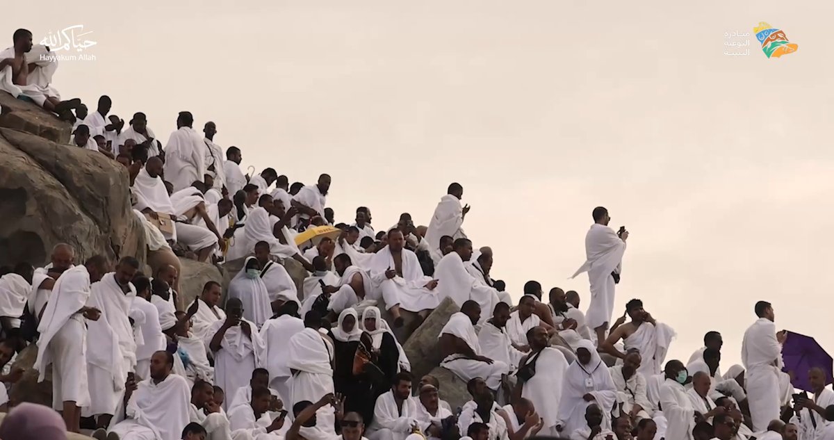من أنحاء العالم إلى مهوى الأفئدة وأطهر بقاع الأرض.. حياكم الله جميعاً ضيوف الرحمن إلى سواعد العطاء ومقدمي الخدمة؛ لتكن ممارساتنا وسلوكنا نابعة من قيم ديننا، واقتداءً بهدي نبينا محمد ﷺ في حفظ النعمة والموارد والمكان والبيئة ونقاء الرحلة