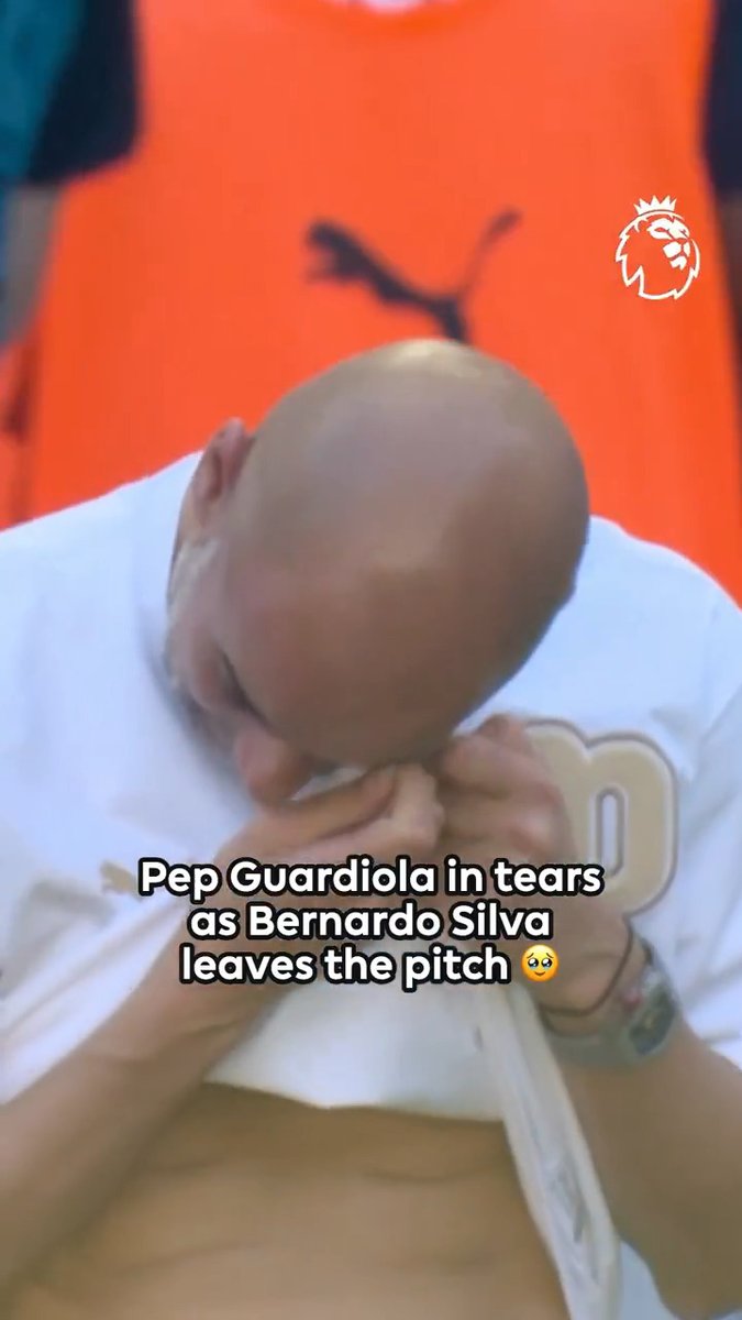 No footballer has played more matches under Pep Guardiola than Bernardo Silva. The ovation says it all. 🥹🩵
