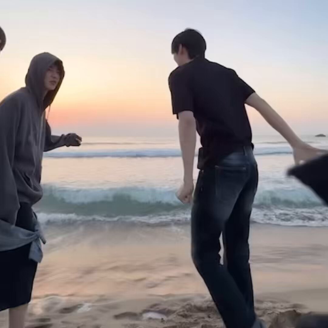 아떴다......... 하오 입수 벌칙에 다같이 몰래 수영복 입고 와선 같이 입수해주는 멤버들 🥹🥹🥹🥹🥹🥹🥹 추워하면서도 또 손에손잡고 들어가는 장면에서 가족을 넘어선 무언가가 느껴져버림