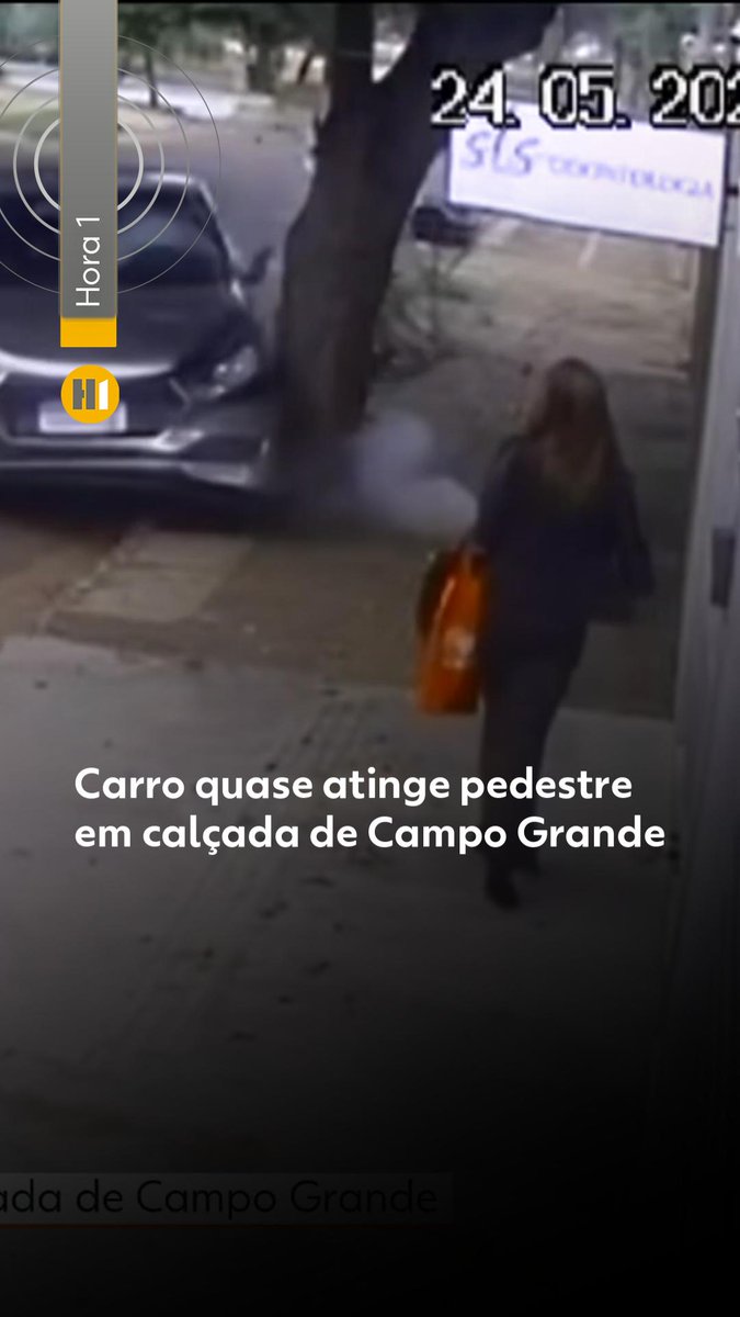 Mato Grosso do Sul - Uma mulher escapou por pouco de ser atingida por um carro desgovernado em Campo Grande, na manhã deste domingo (24). A mulher anda pela calçada quando, de repente, o carro vai na direção dela e só não a atinge por acertar uma árvore antes e desviar levemente a direção, batendo no portão de uma casa pouco depois de passar por ela. Segundo os moradores, o motorista dirigia um carro alugado e afirmou ter dormido ao volante. Eles também disseram que acidentes na rua são comuns devido ao excesso de velocidade. A mulher que estava na calçada não foi localizada até o momento. #g1