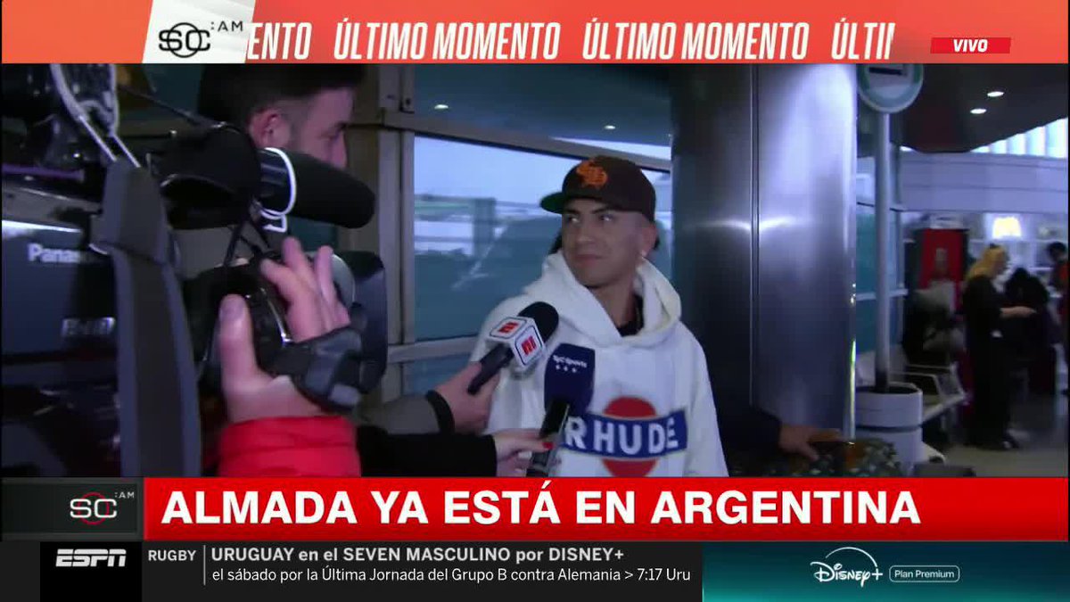 "NO HE HABLADO". En su llegada a Argentina, Thiago Almada se refirió al interés de River en contratarlo para el próximo mercado de pases. 📺 #SportsCenterAM | #DisneyPlus Plan Premium