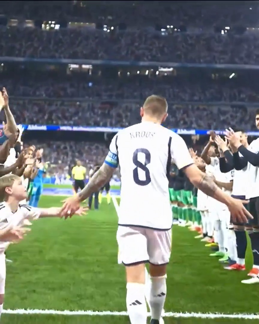 MAESTR🎱. TalDíaComoHoy en 2024, Toni Kroos disputaba su último partido en LALIGA EA SPORTS y se despedía como jugador del Real Madrid C.F.. LALIGAHistory
