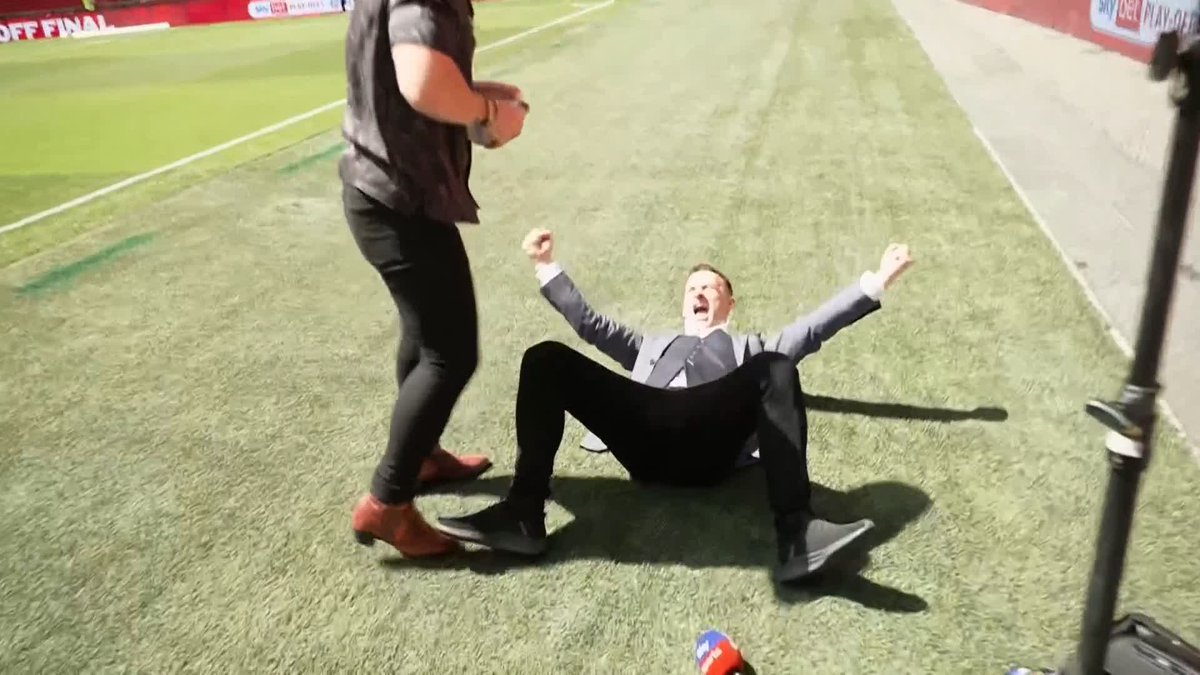 Gareth Ainsworth and Mark McAdam are finding ways to enjoy the Wembley heat ahead of Notts County vs Salford City 😅 ☀️