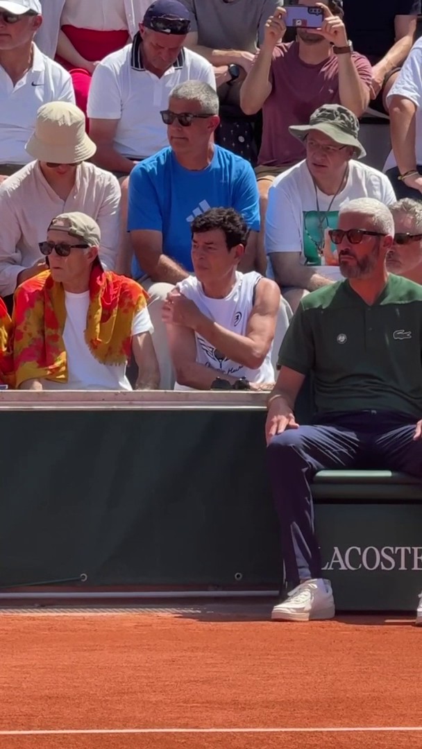 🫢 No, señores, el entrenador de Jódar no es ese hombre de rojo que nos señalaba la realización 👨‍👩‍👦 Es su padre, quién está sentado en la grada con esa camiseta azul como un aficionado más #RolandGarros